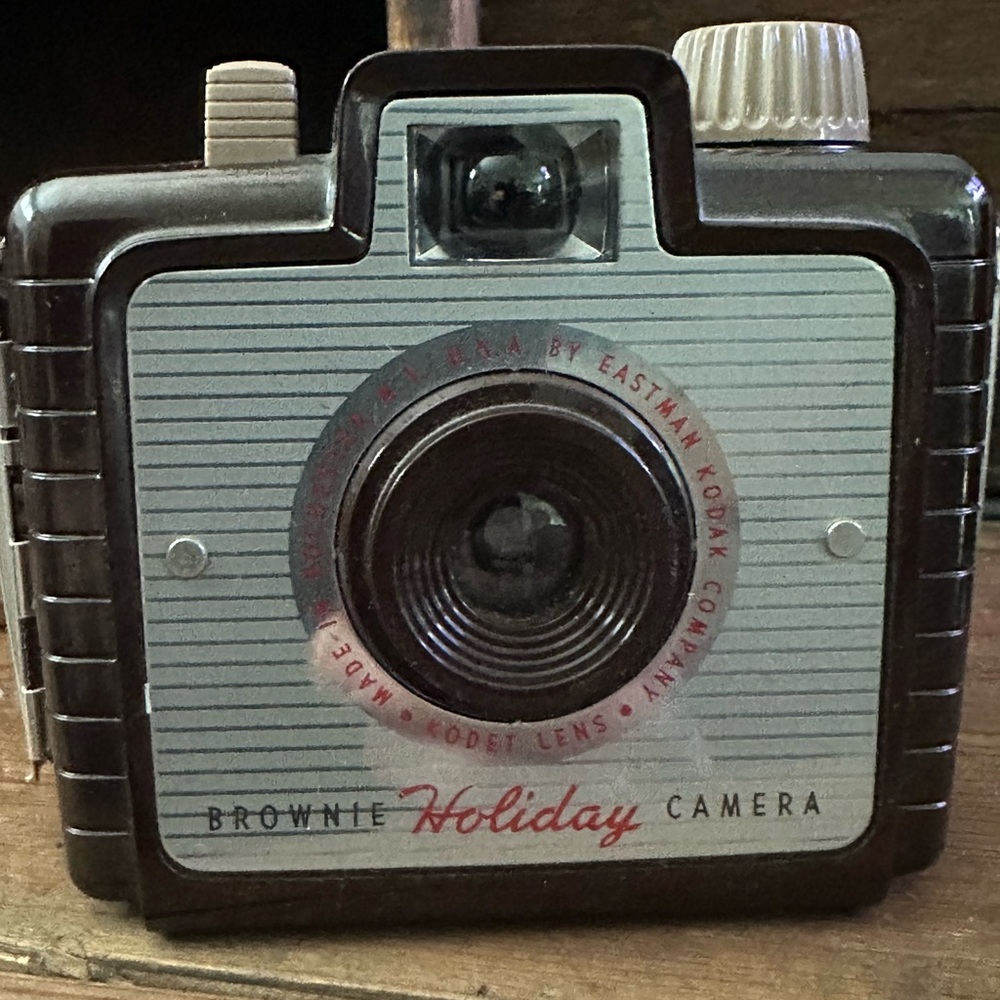 Vintage Antique Kodak
Brownie Holiday Flash Camera, Brown Bake Lite Body